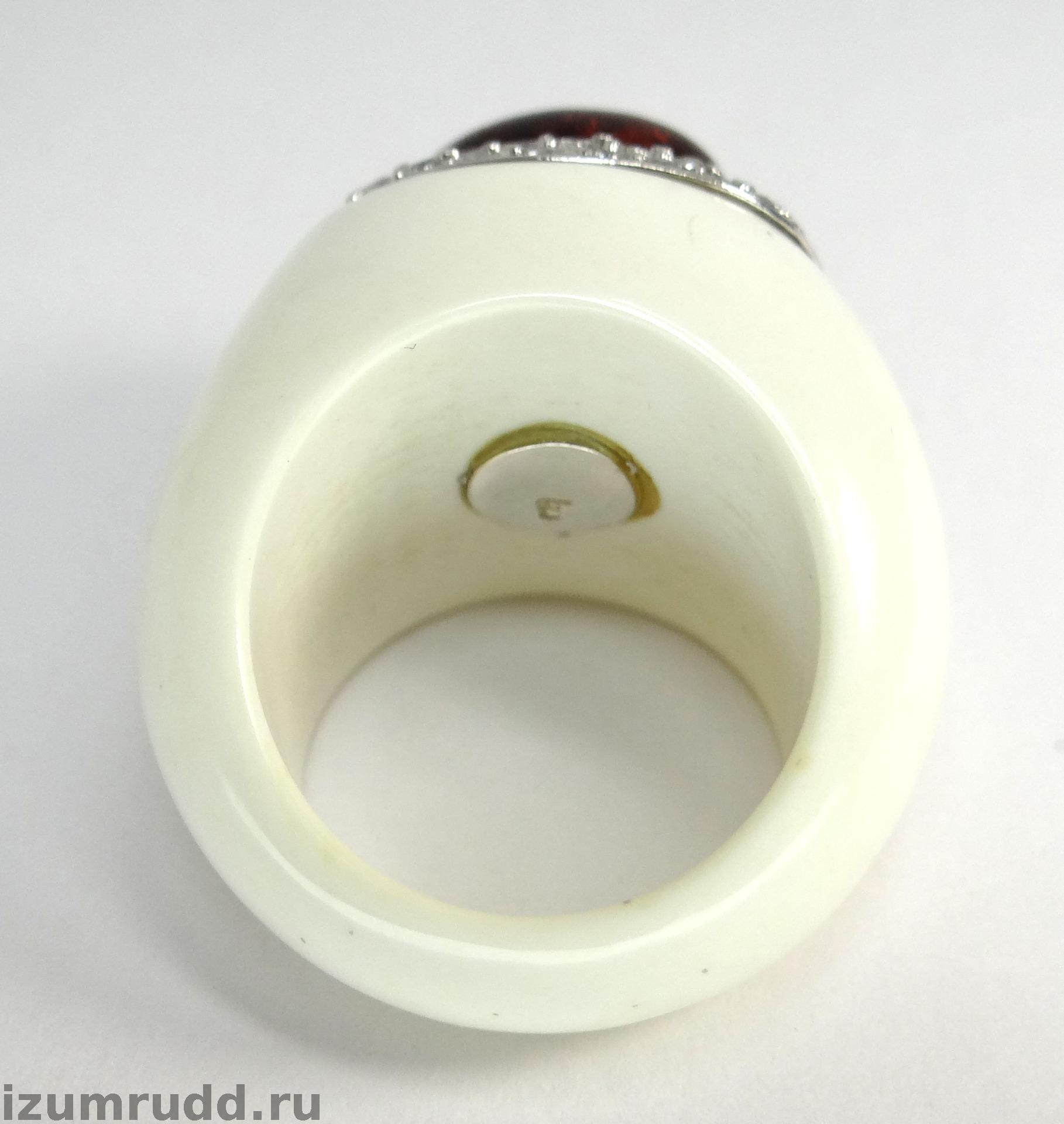 Крупное пластиковое кольцо с янтарем и цирконами